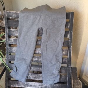 Lululemon light grey crops 4✨